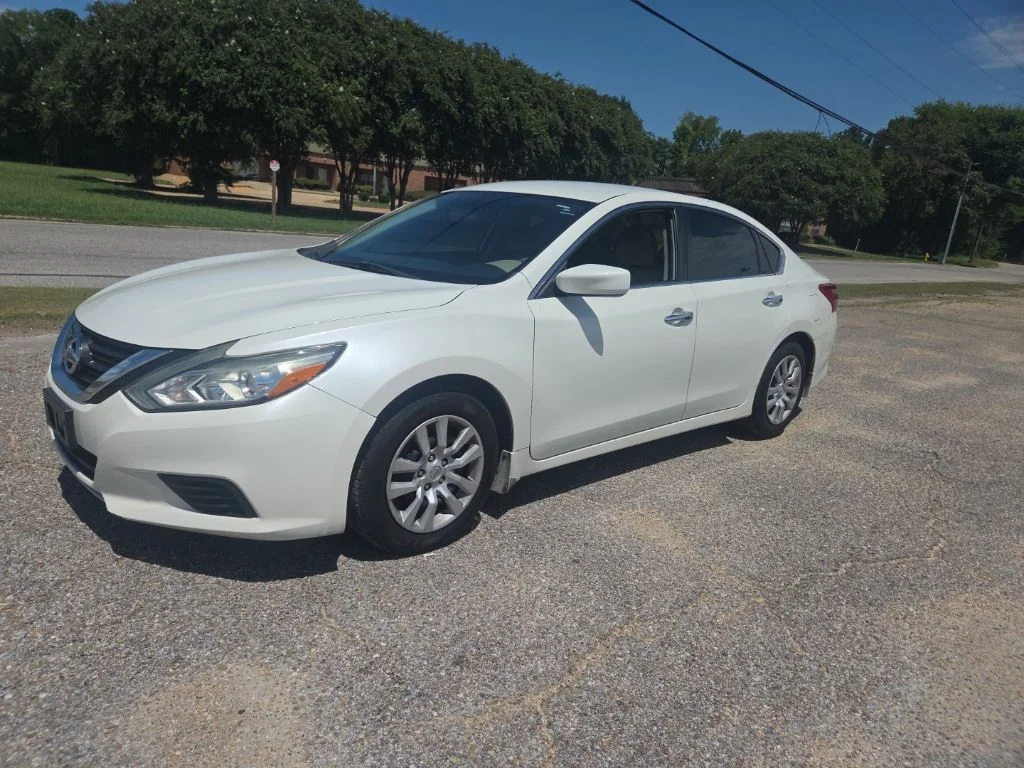 Used 2017 White Nissan 2.5 S image 4
