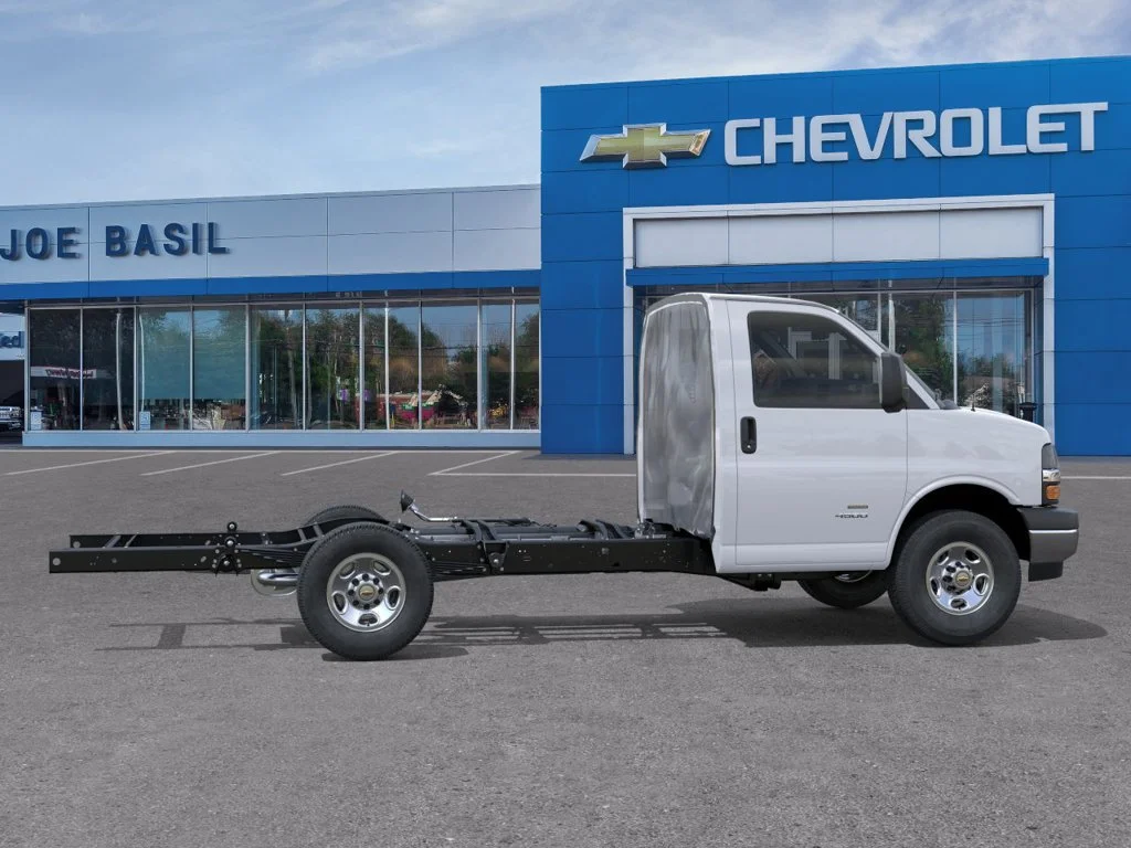 New 2026 Summit White Chevrolet 1WT image 5