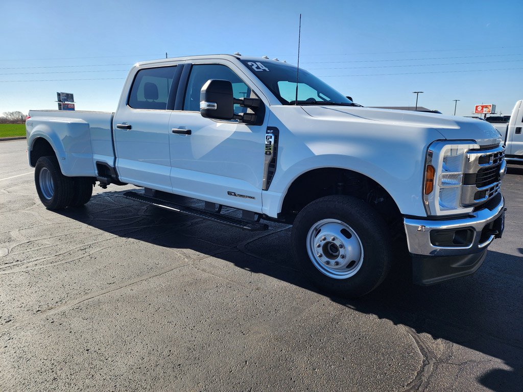Used 2024 Oxford White Ford XLT image 3