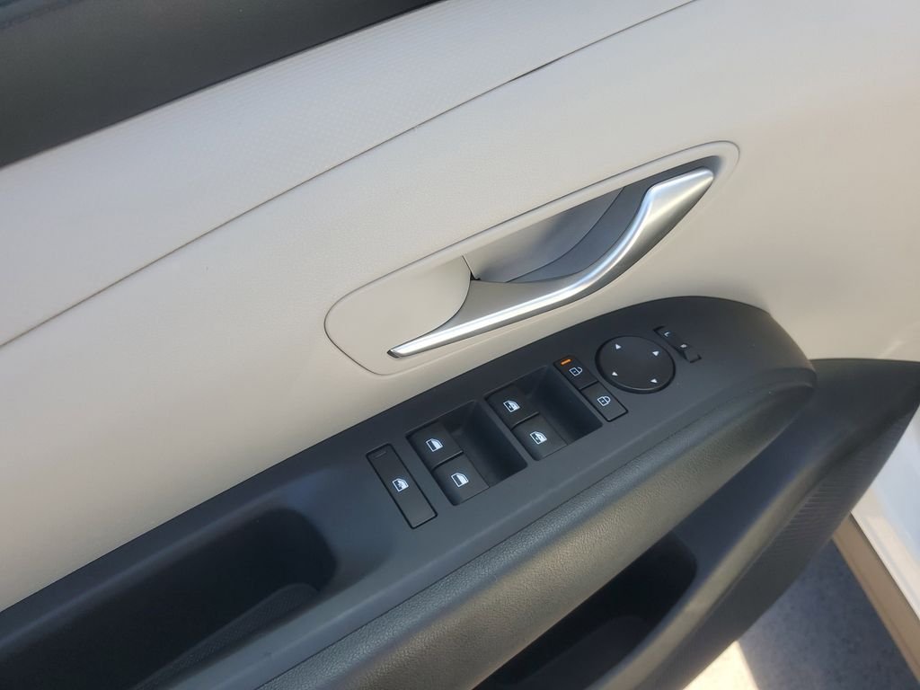 Used 2025 White Hyundai SEL image 8