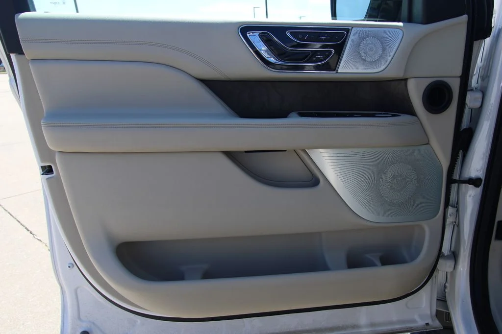Used 2019 White Platinum Tri-Coat Metallic Lincoln Reserve image 42