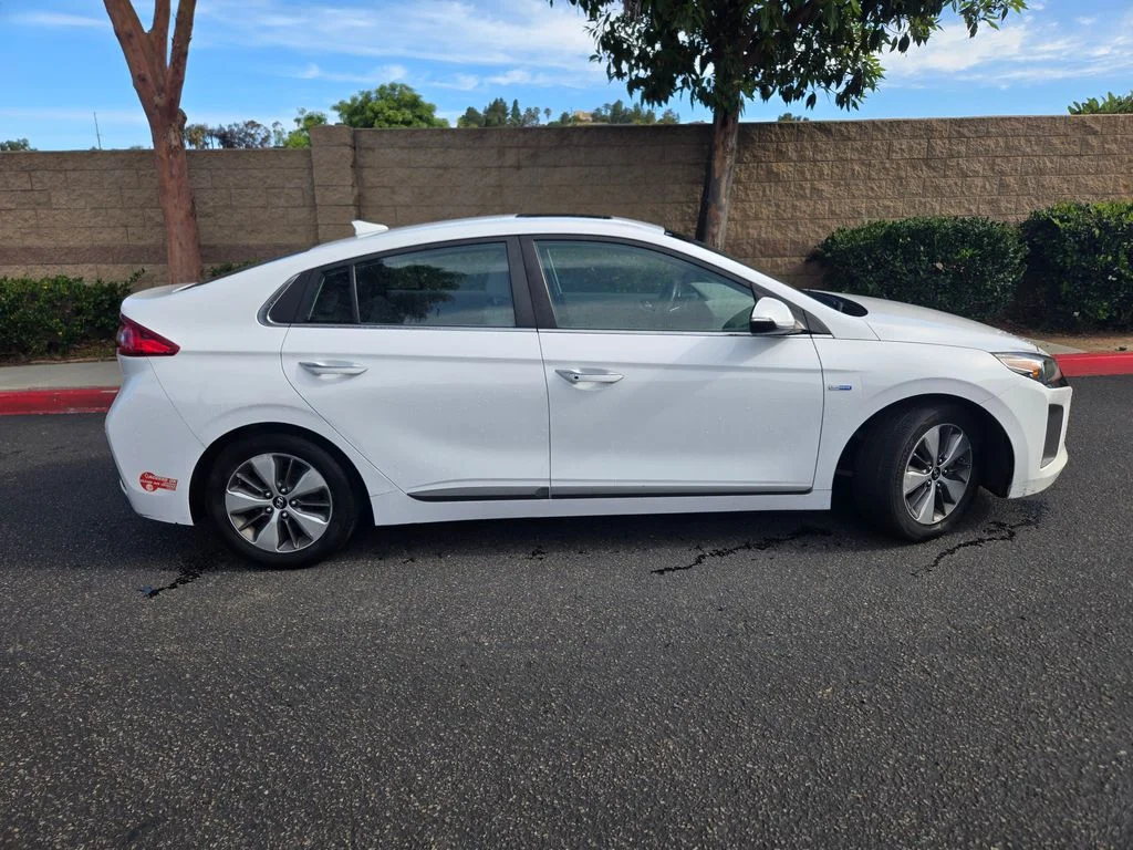 Used 2018 White Hyundai Limited image 8