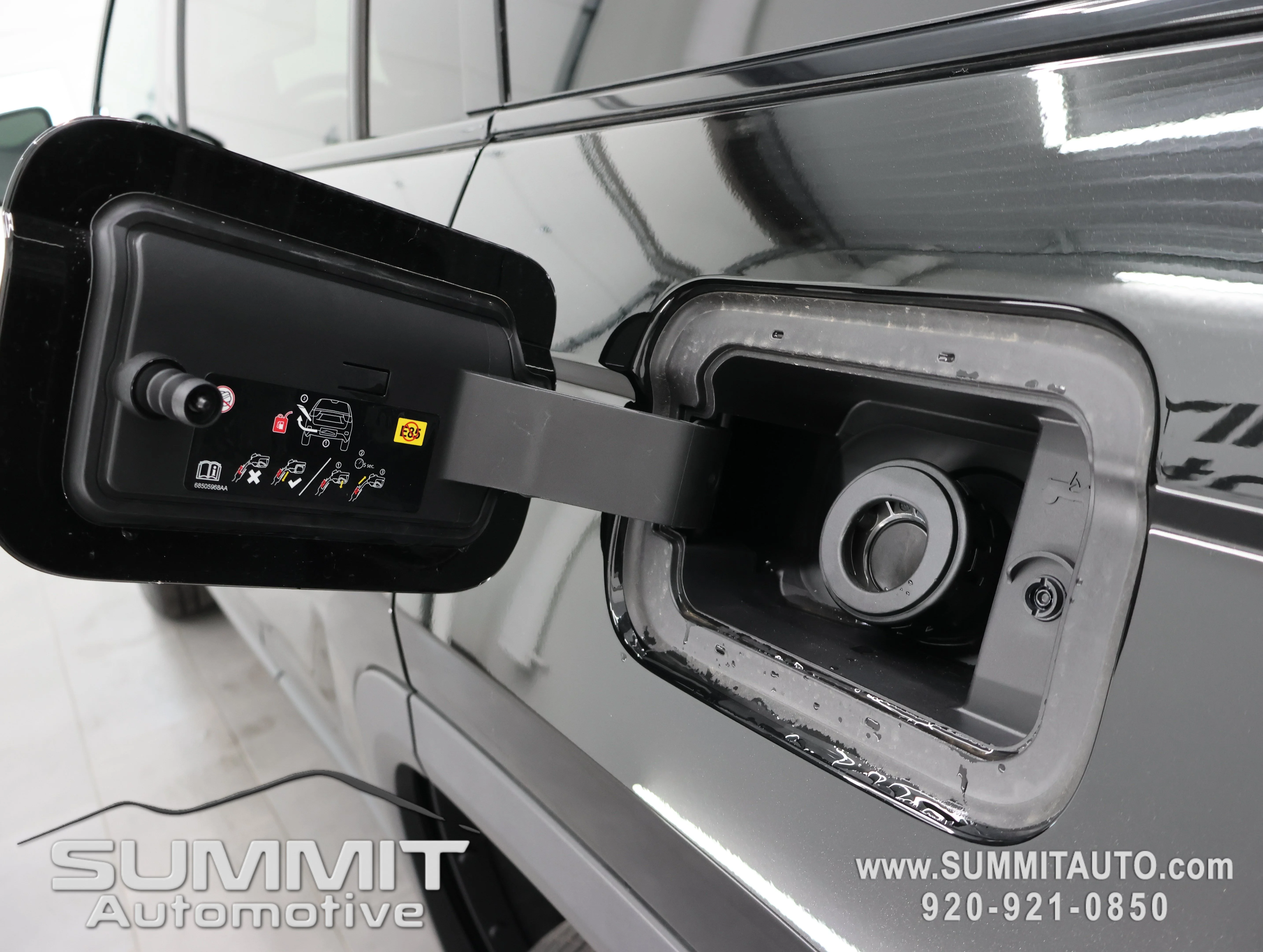 New 2026 Diamond Black Crystal Pearl-Coat Exterior Paint Jeep Limited image 33