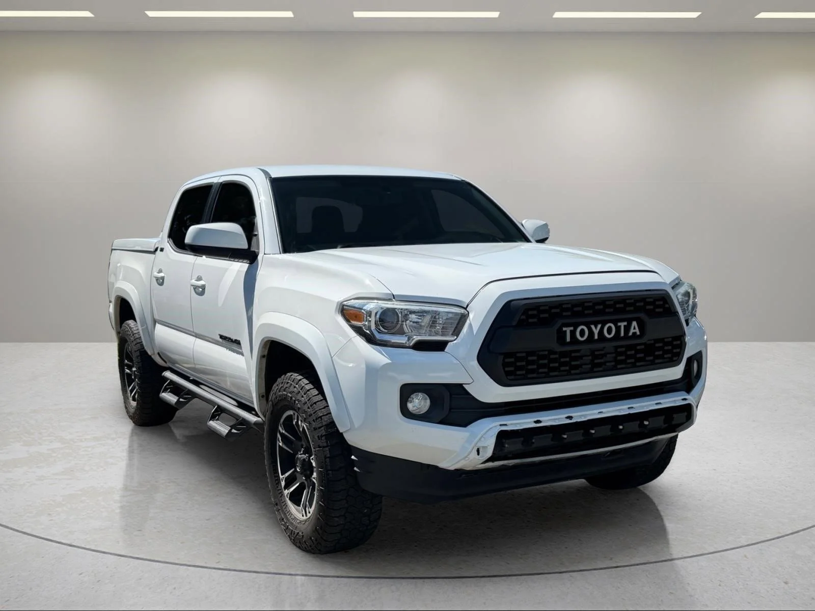 2017 Toyota Tacoma SR5 Double Cab 4x4 V6 Auto Short Bed's photo