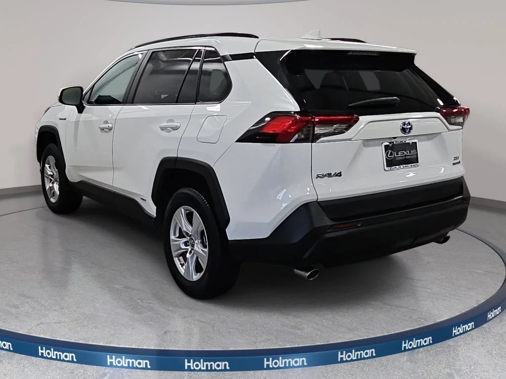 Used 2019 White Toyota XLE image 8
