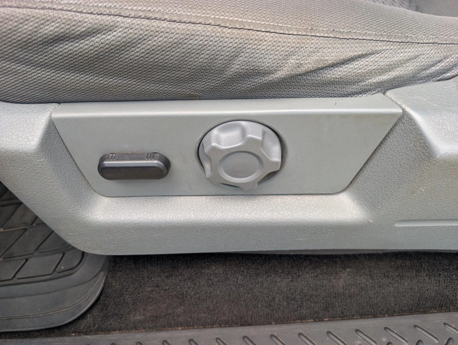 Used 2013 Oxford White/Ingot Silver Metallic Ford XLT image 16