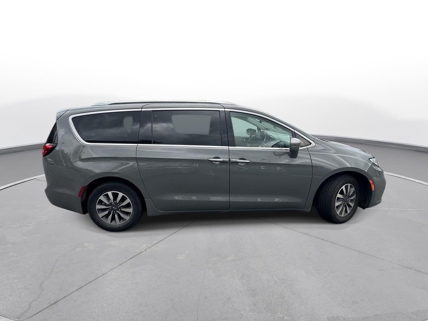 Used 2021 Ceramic Gray Clearcoat Chrysler Hybrid Touring L image 5