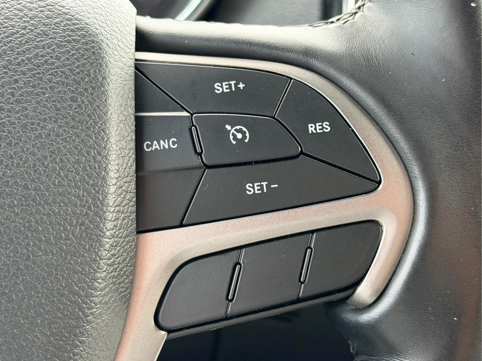 Used 2020 Diamond Black Crystal Pearlcoat Jeep Limited image 28
