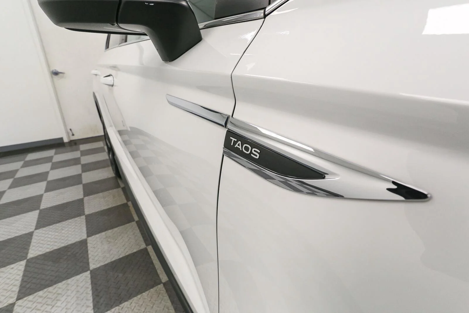 Used 2023 Pure White Volkswagen SE image 10
