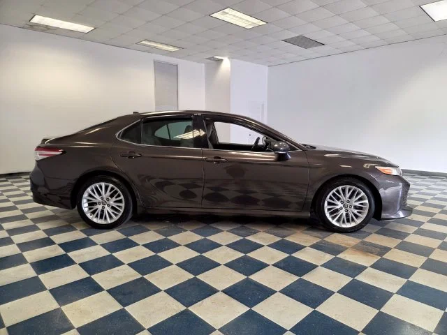 Used 2018 Brown Toyota XLE image 9