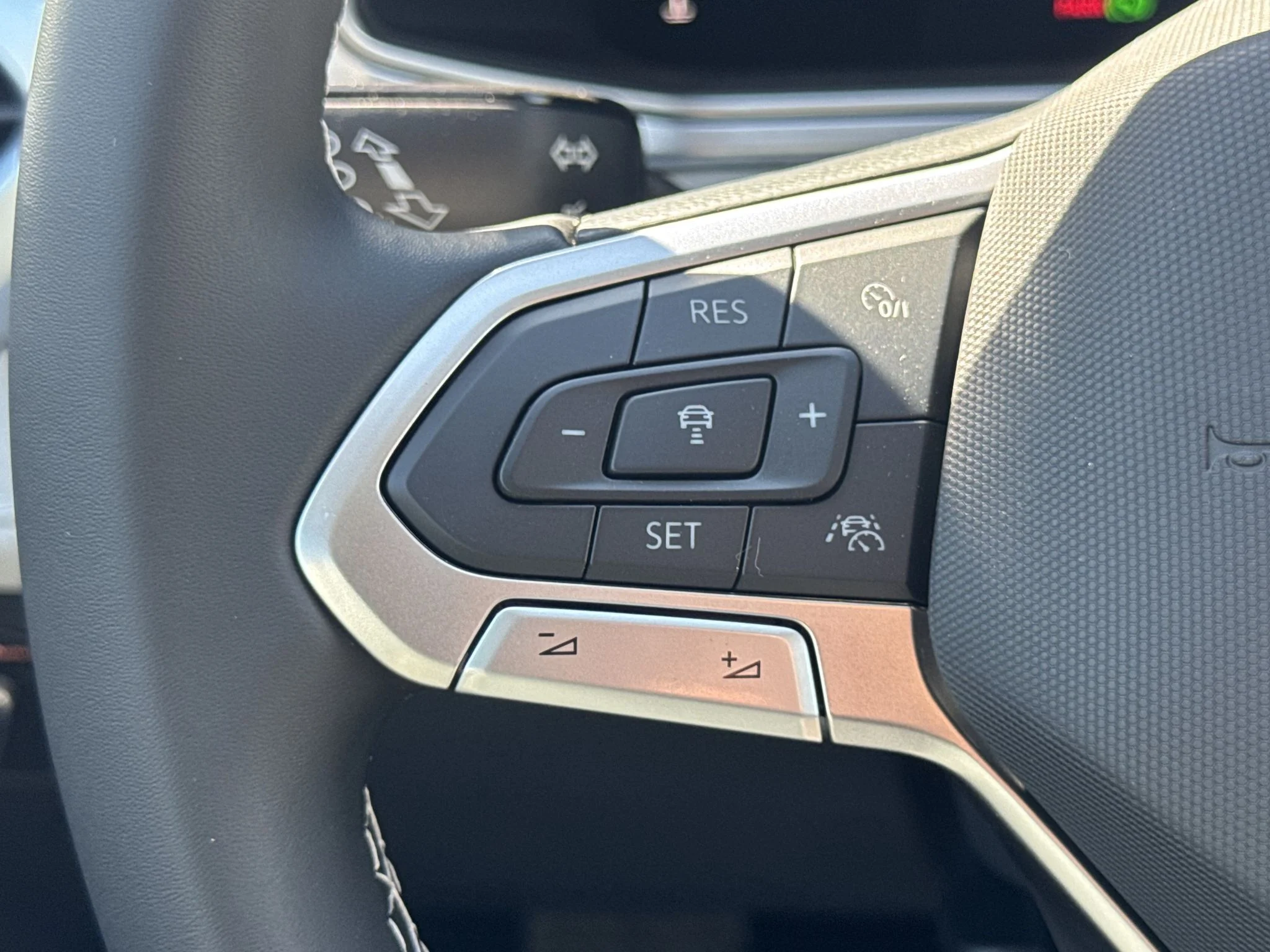 New 2027 Monument Gray Volkswagen SE image 18