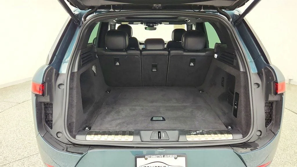Used 2024 Giola Green Metallic Land Rover P400 Dynamic SE w/ Meridian Audio & Black Exterior Pack image 21