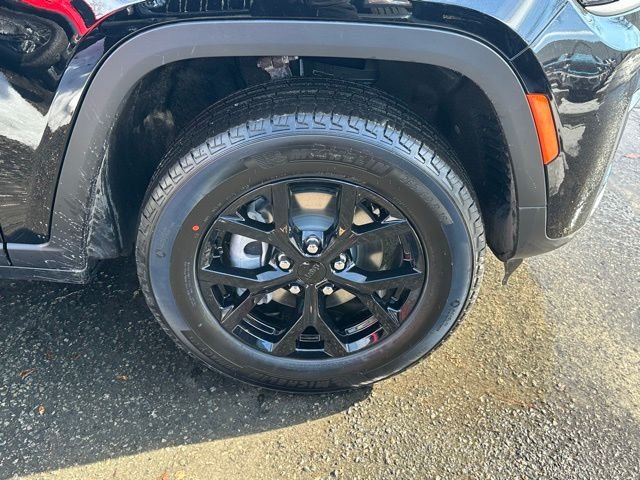 New 2026 Diamond Black Crystal Pearl-Coat Exterior Paint Jeep Altitude image 11