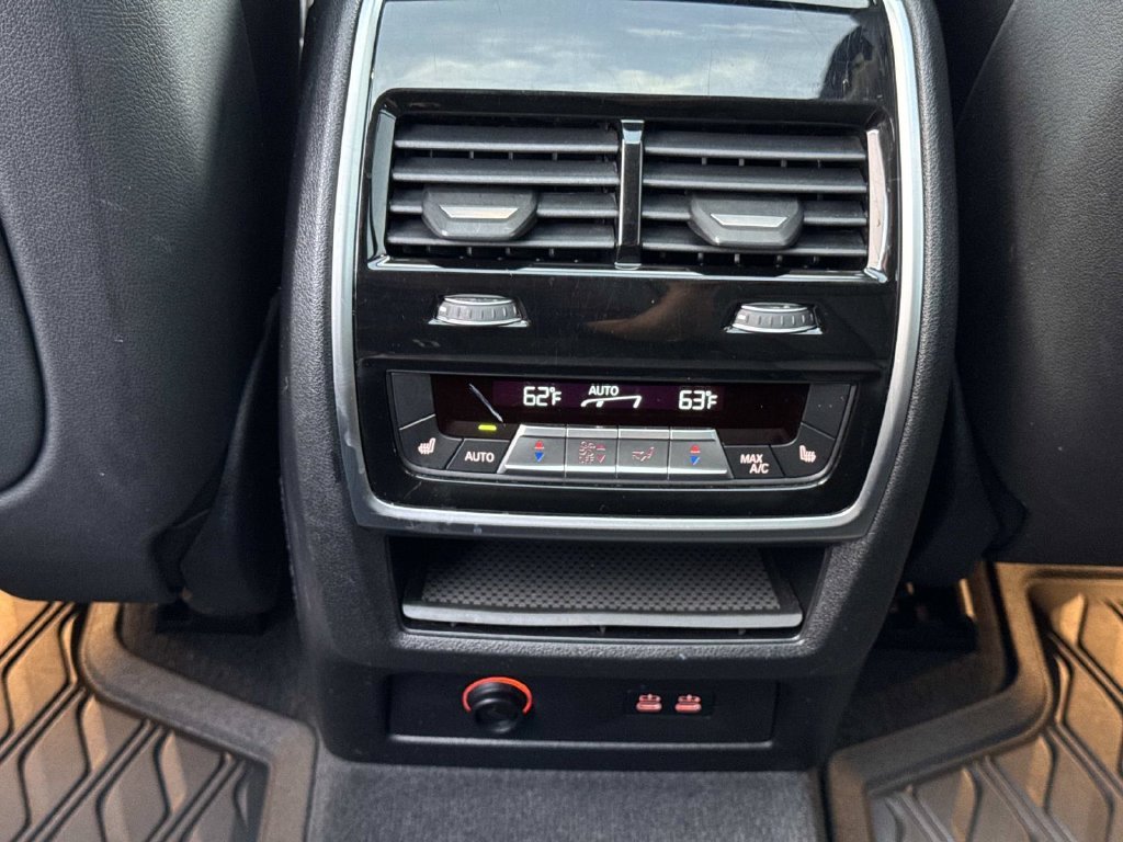 Used 2019 White Metallic BMW xDrive40i image 17