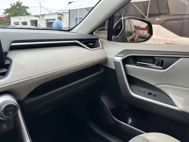 Used 2021 Red Toyota XLE Premium image 32