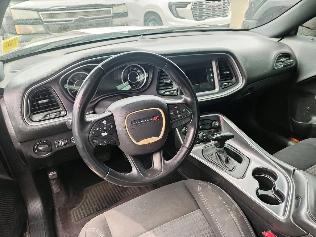 Used 2016 Pitch Black Clearcoat Dodge SXT image 13