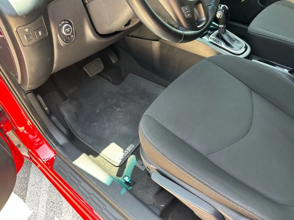 Used 2013 Red Kia Plus image 20