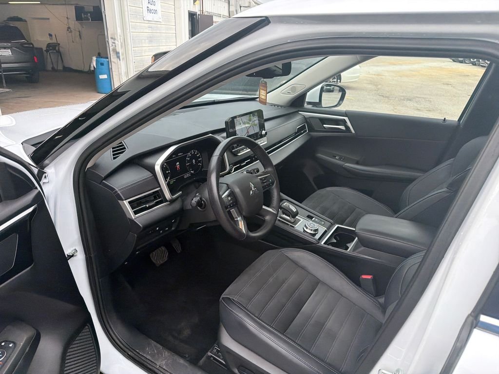Used 2025 White Mitsubishi SE image 16