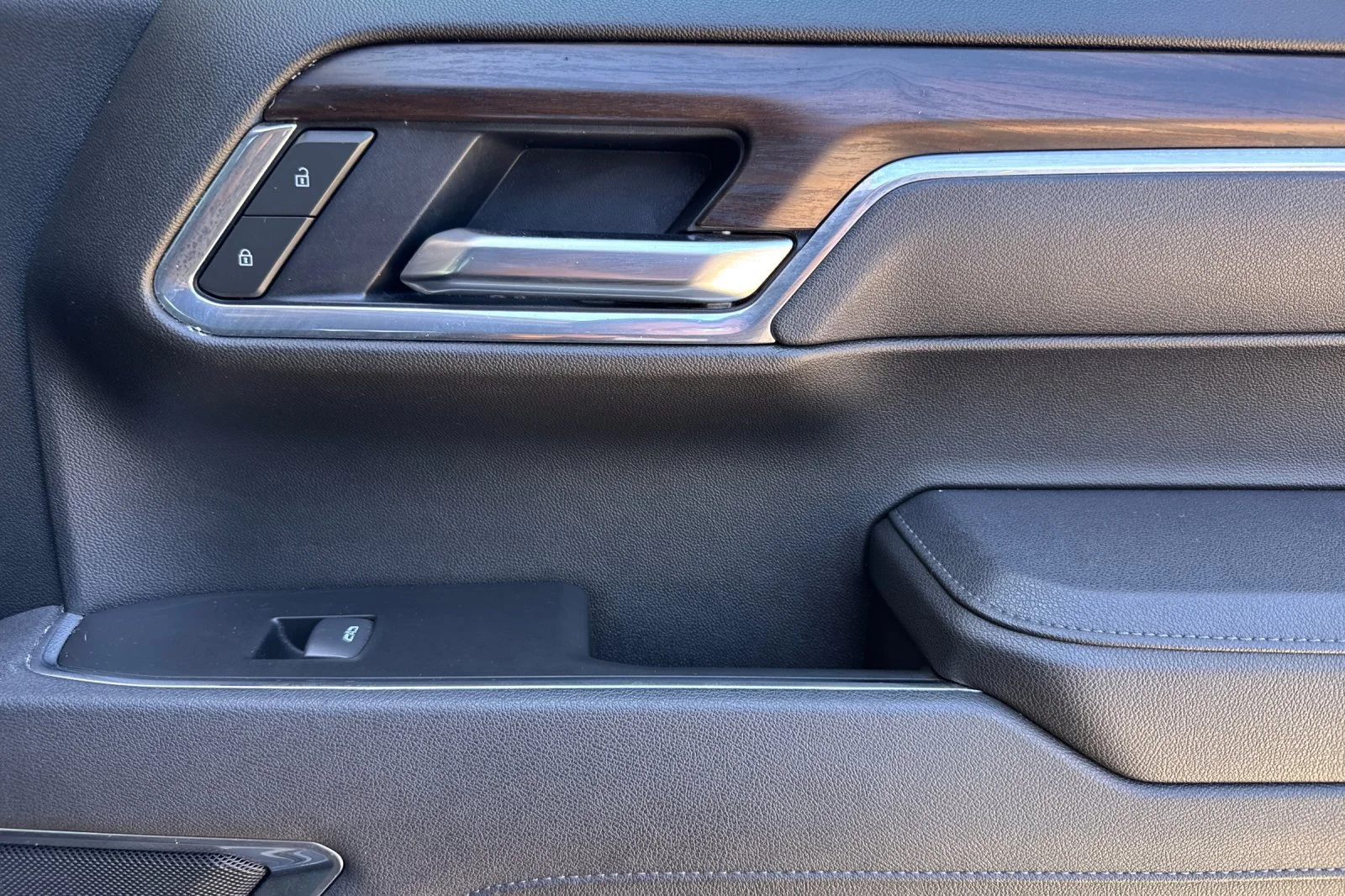 2025 GMC Sierra 1500 SLT - Photo 18
