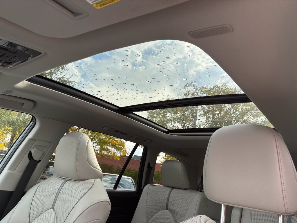 Used 2025 White Toyota Platinum image 11