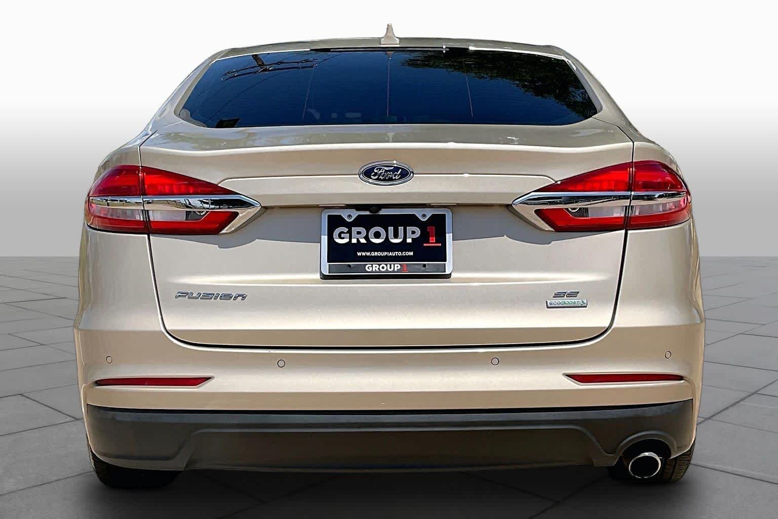 Used 2019 White Gold Metallic Ford SE image 5