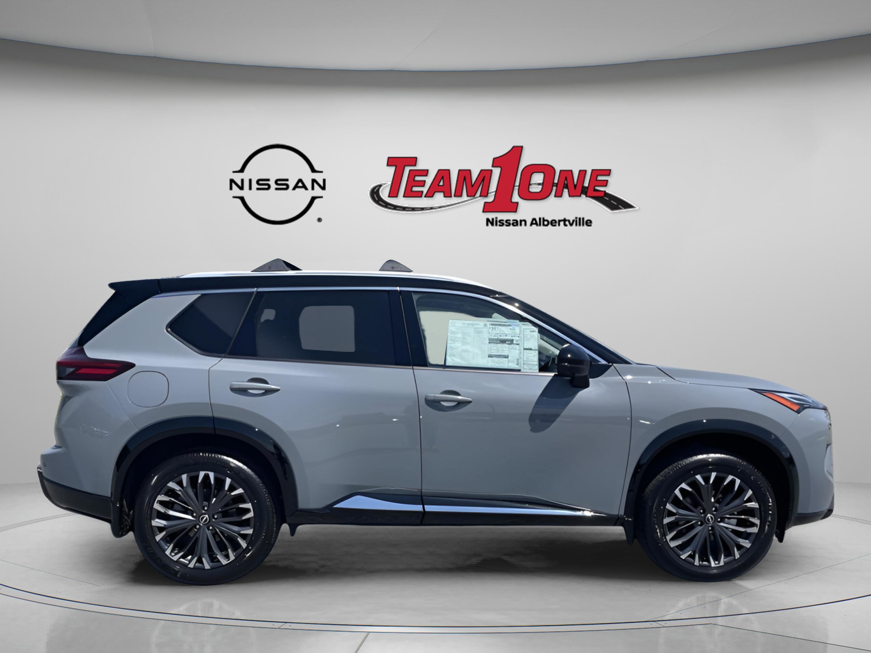 New 2026 Boulder Gray Pearl / Super Black Two-tone Nissan Platinum image 7