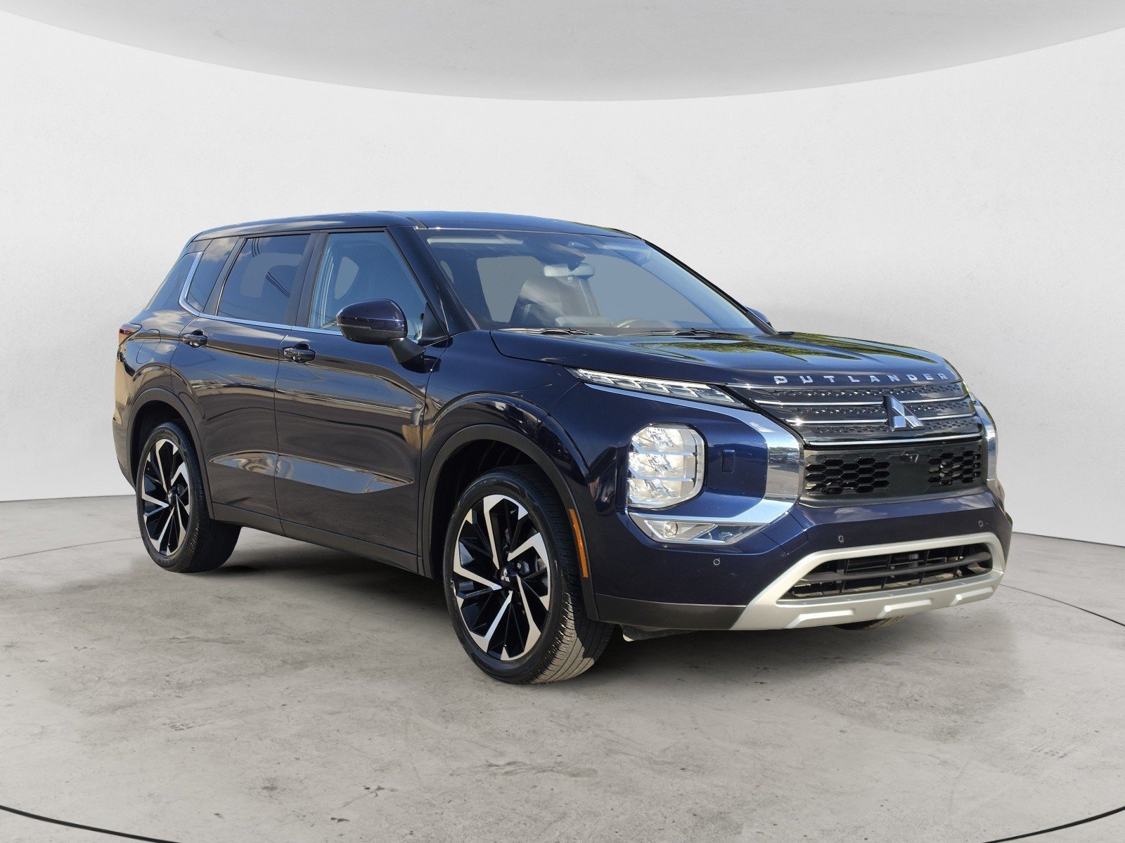Used 2024 Cosmic Blue Metallic Mitsubishi SE image 2