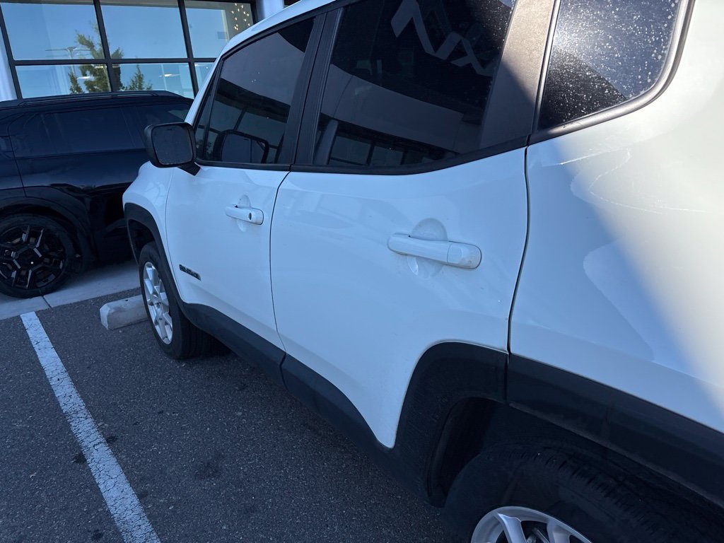 Used 2023 White Jeep Latitude image 18