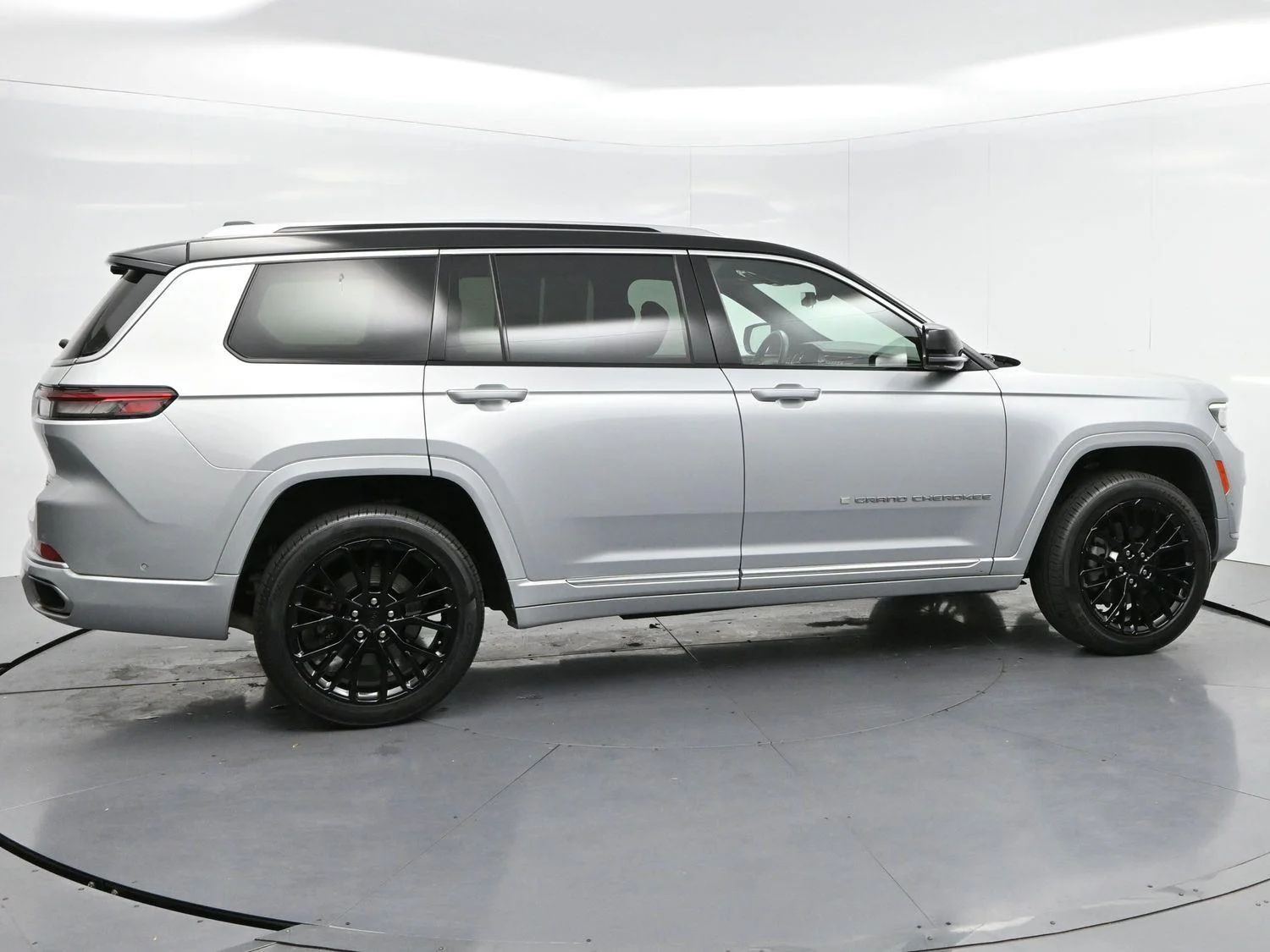 Used 2023 Silver Zynith Jeep Summit Reserve image 8