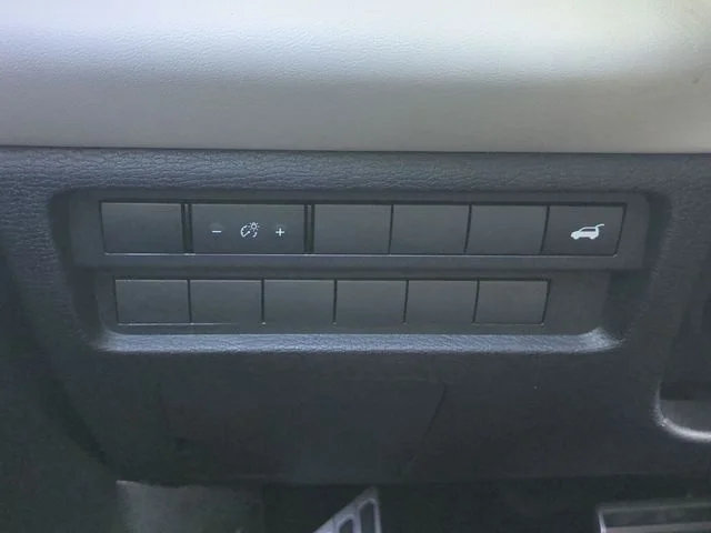 Used 2025 White Mitsubishi SEL image 19