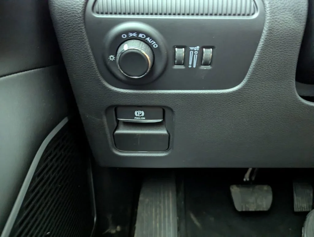 New 2026 Bright White Clear-Coat Exterior Paint Jeep Limited Altitude image 18