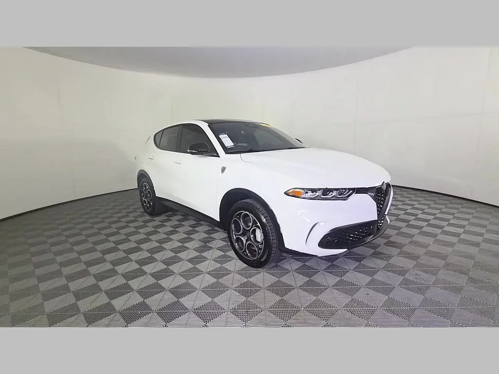 Used 2025 Milano White Alfa Romeo Base image 34