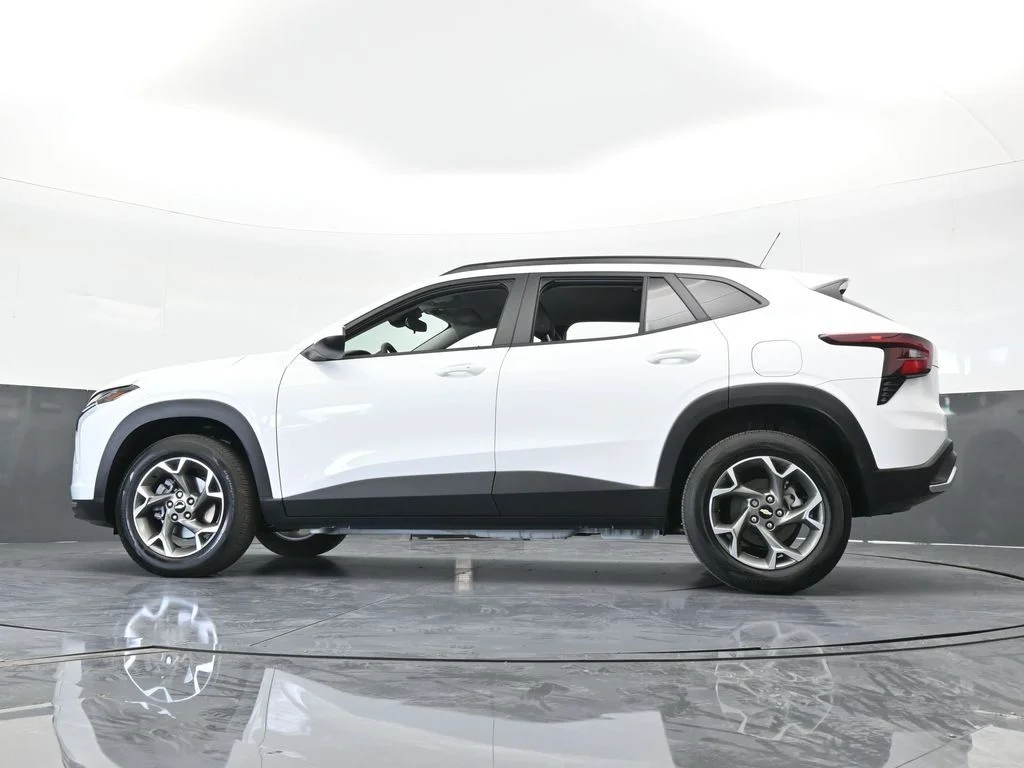 Used 2025 Summit White Chevrolet LT image 58