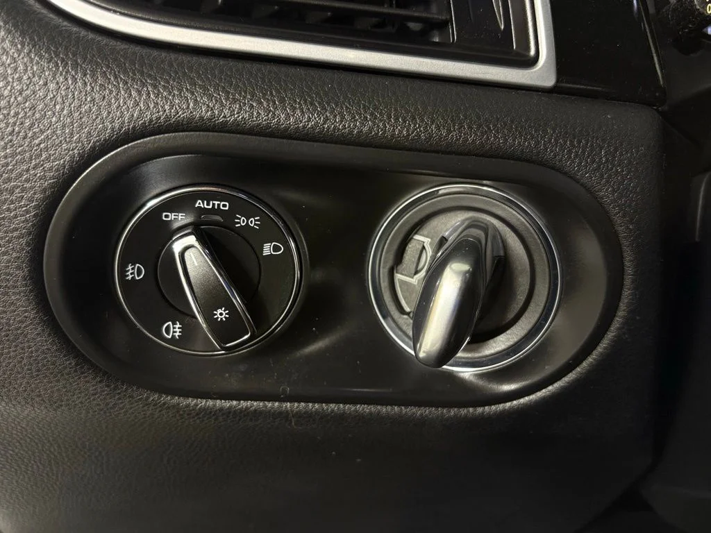 Used 2018 White Porsche Base image 25