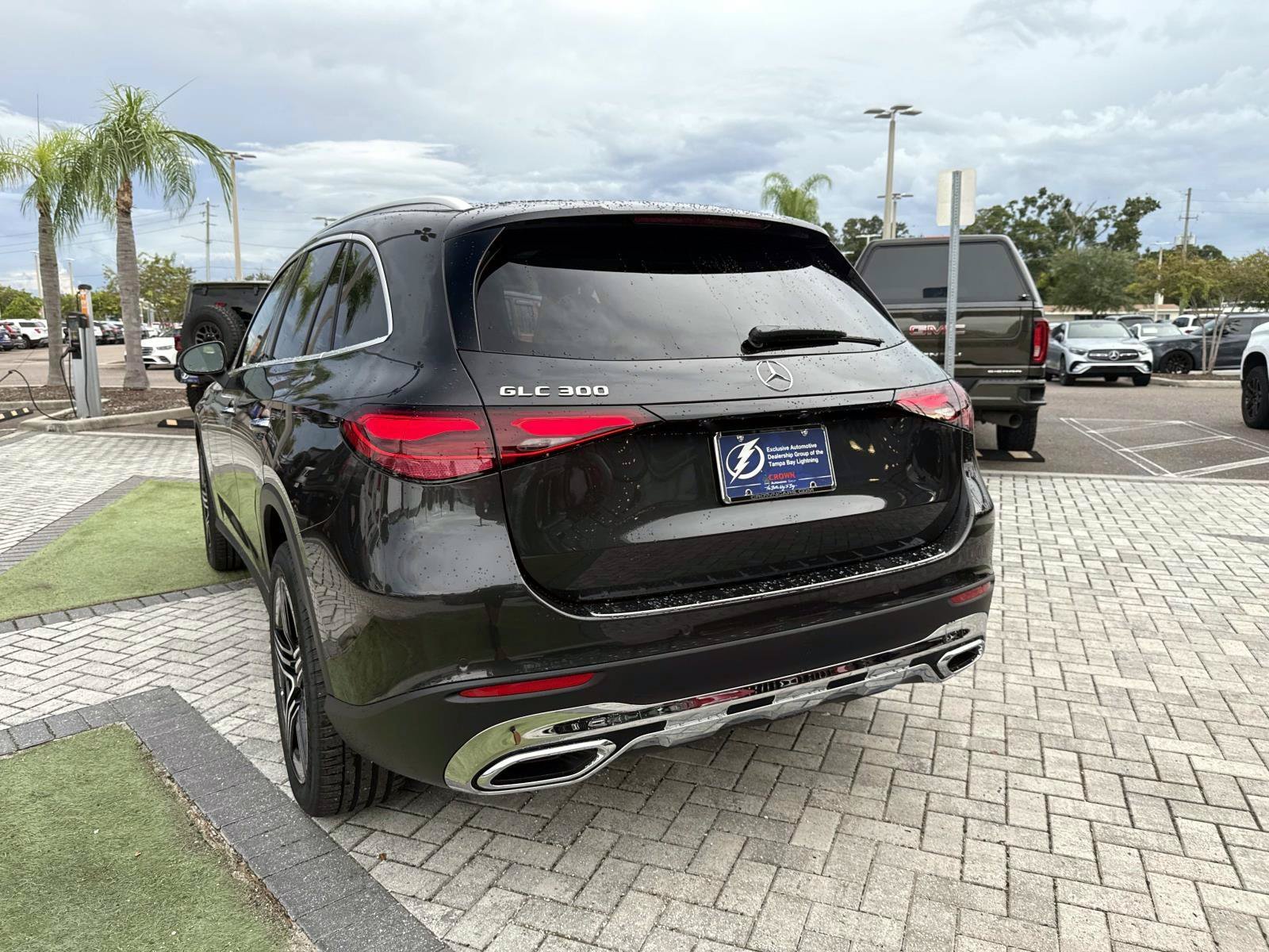 New 2027 Gray Metallic Mercedes-Benz 300 SUV image 9