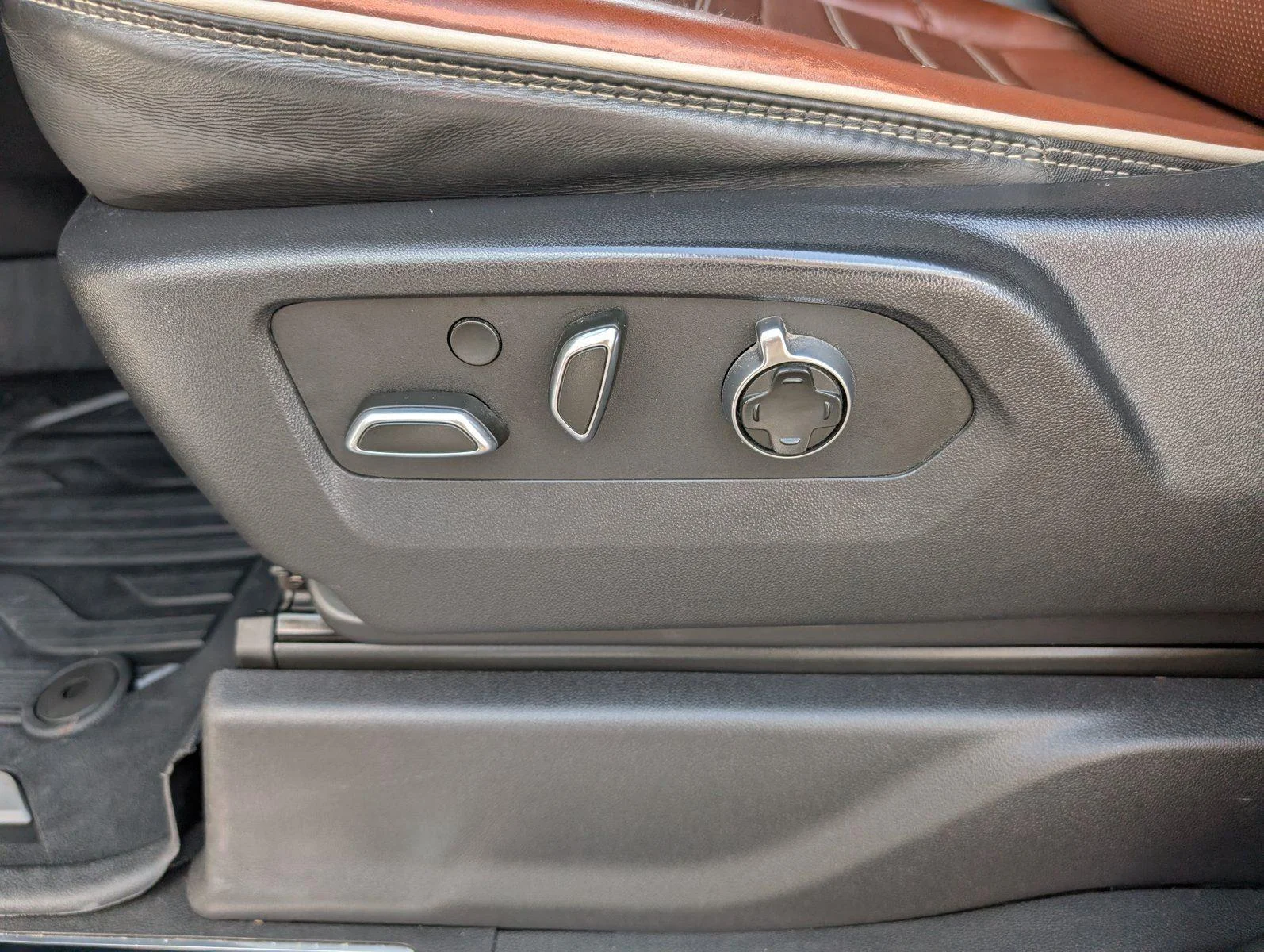 Used 2023 White Frost Tricoat GMC Denali Ultimate image 15