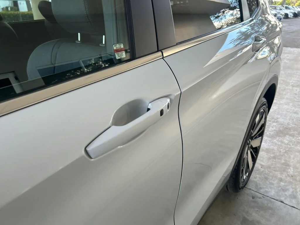 New 2026 White Mitsubishi SE image 15