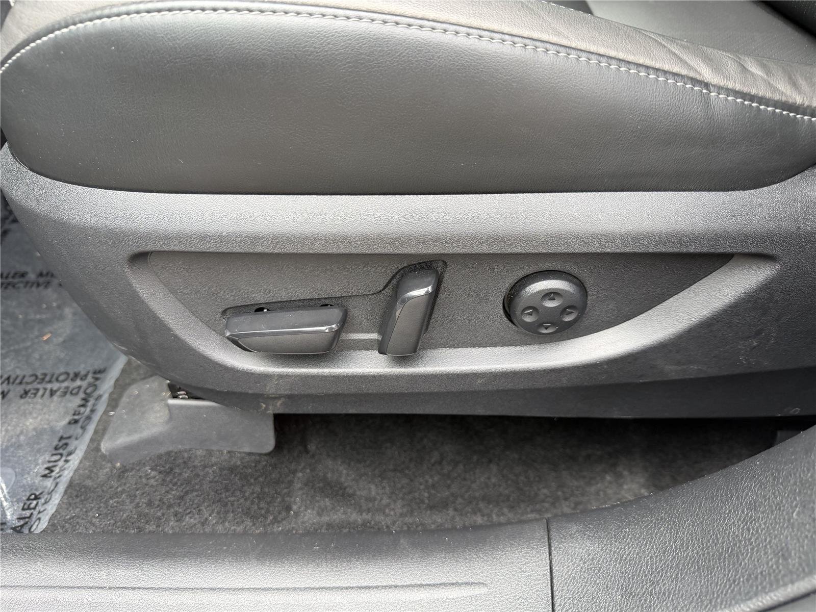 Used 2024 Lunar White INFINITI LUXE image 23