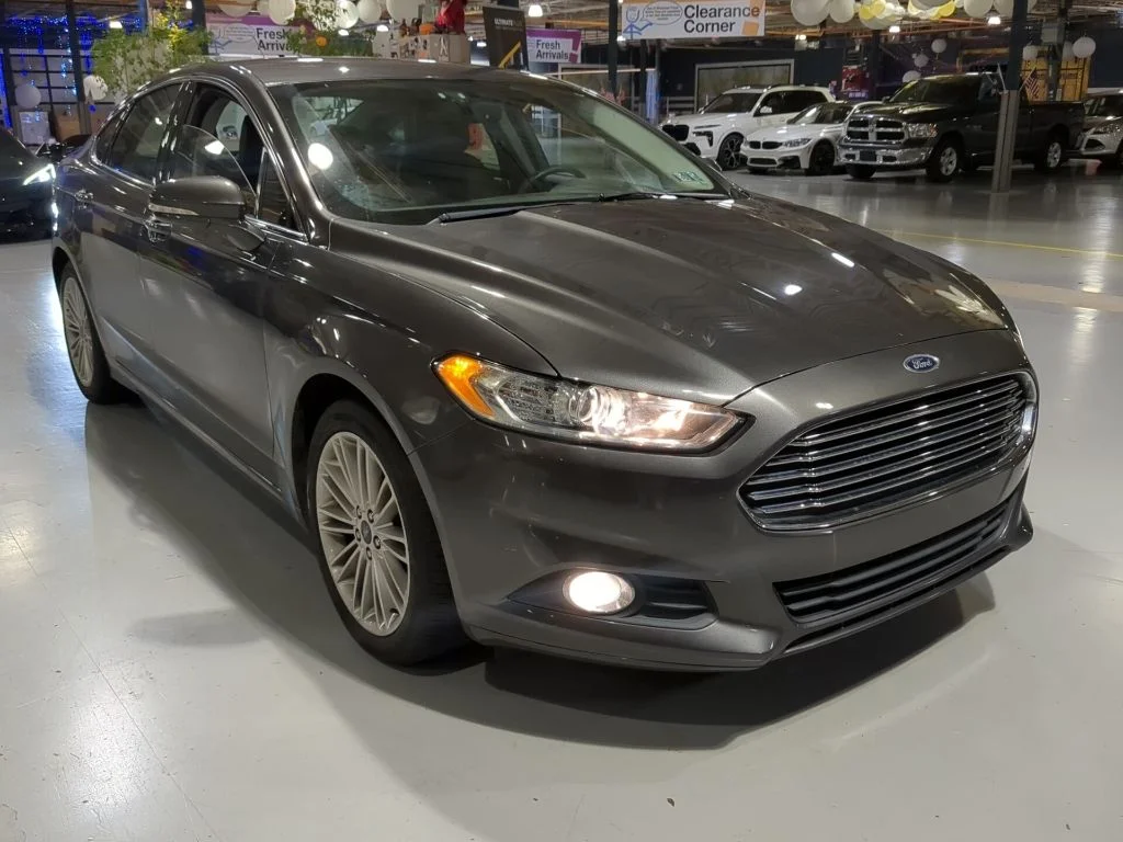 Used 2016 Magnetic Ford SE image 5