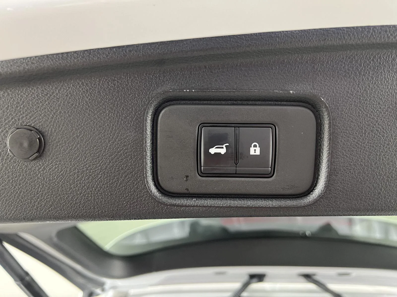 Used 2025 Everest White Pearl Tricoat Nissan SL image 10
