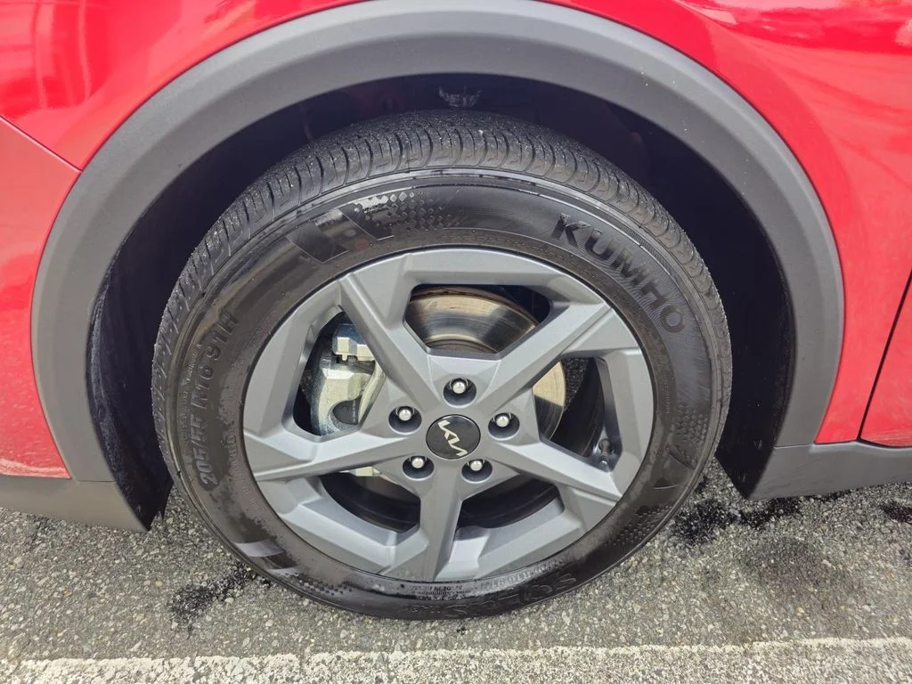 Used 2025 Red Kia LXS image 45
