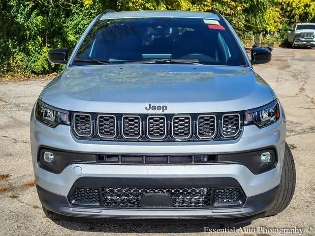 New 2026 Silver Zynith Metallic Clearcoat Jeep Latitude image 4