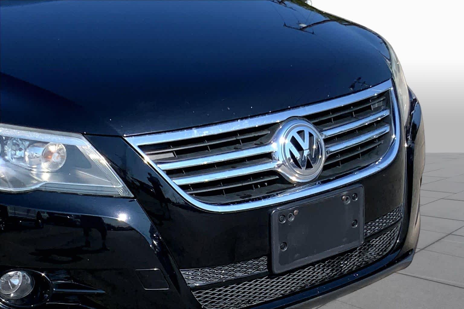Used 2010  Volkswagen SE image 25
