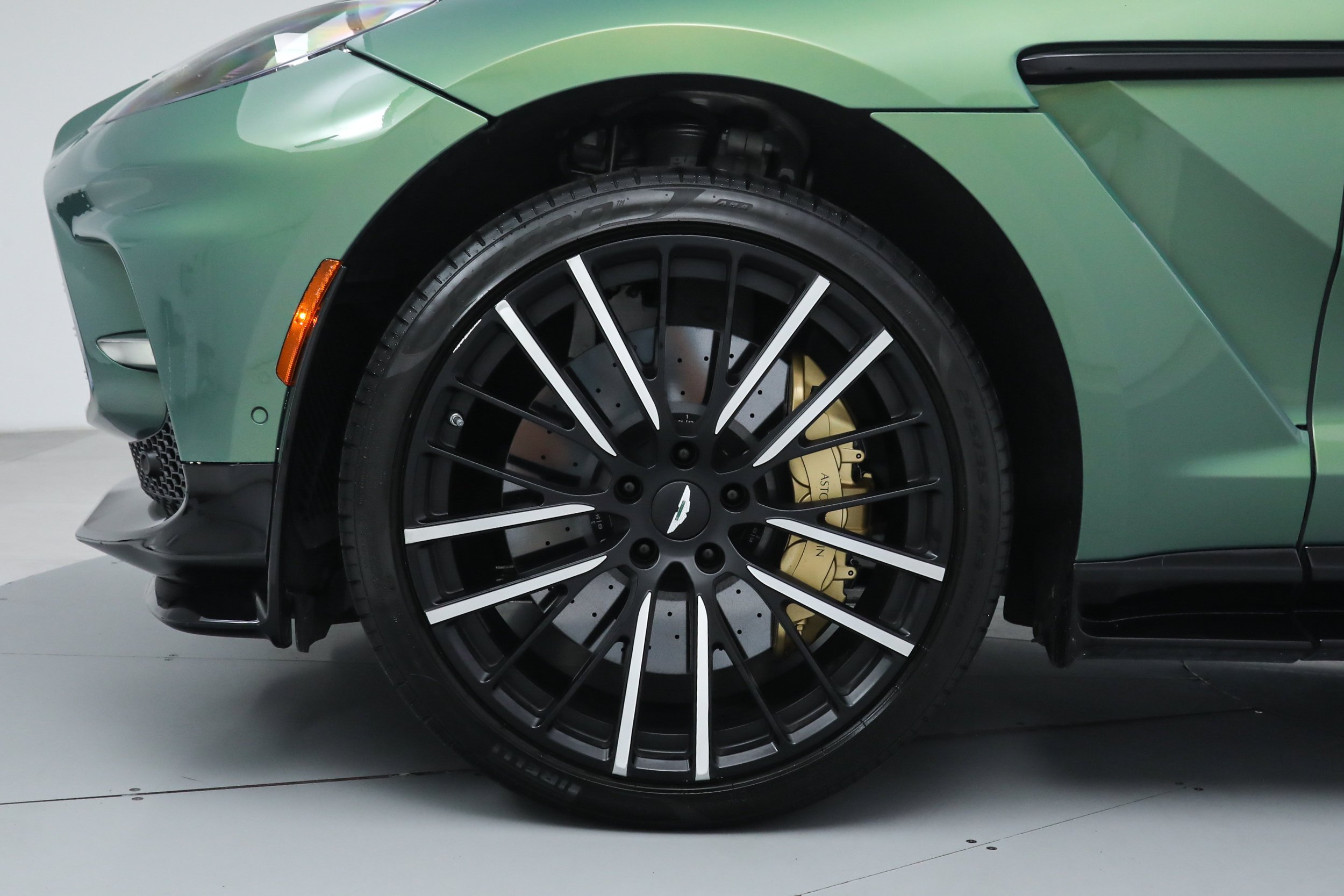 Used 2023 Green Aston Martin 707 image 40