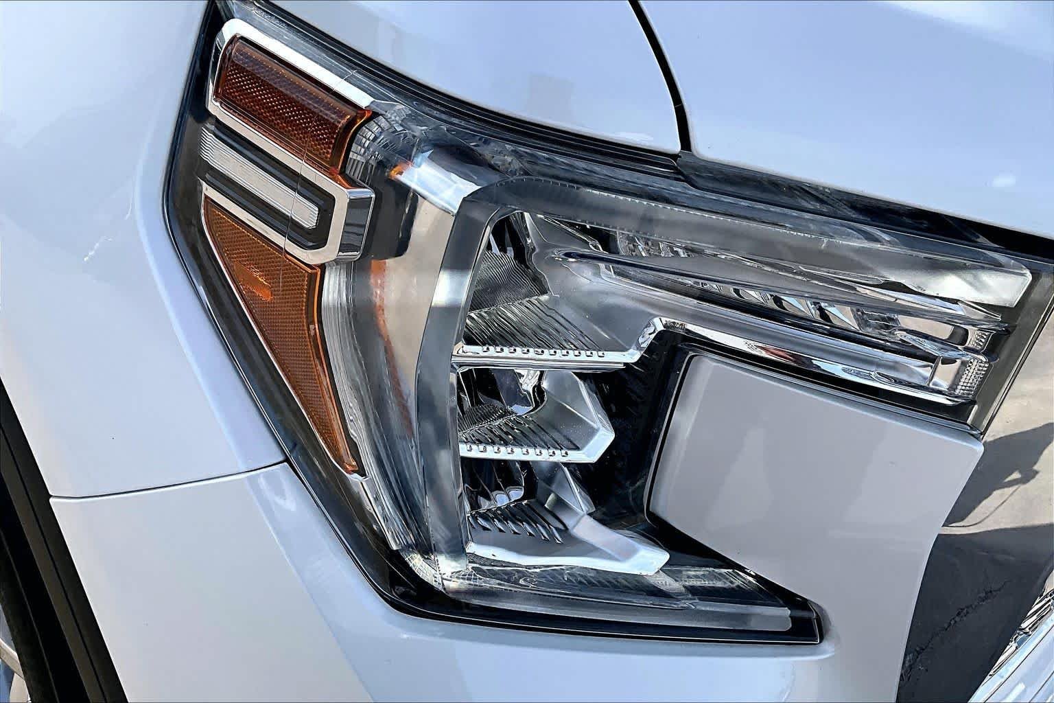 Used 2022 White Frost Tricoat GMC Denali image 28