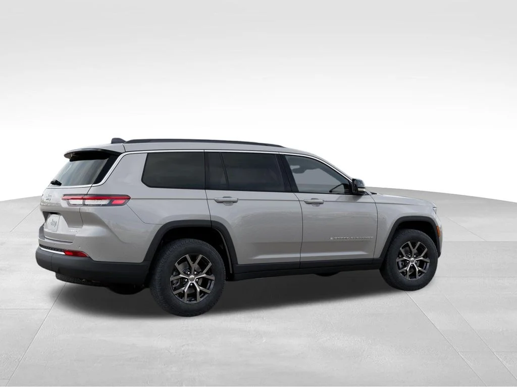 Used 2025 Silver Jeep Limited image 4