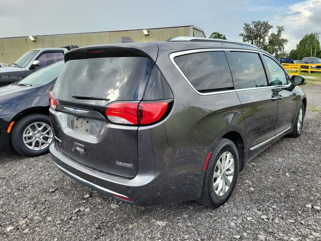 Used 2018 Gray Chrysler Touring L image 3