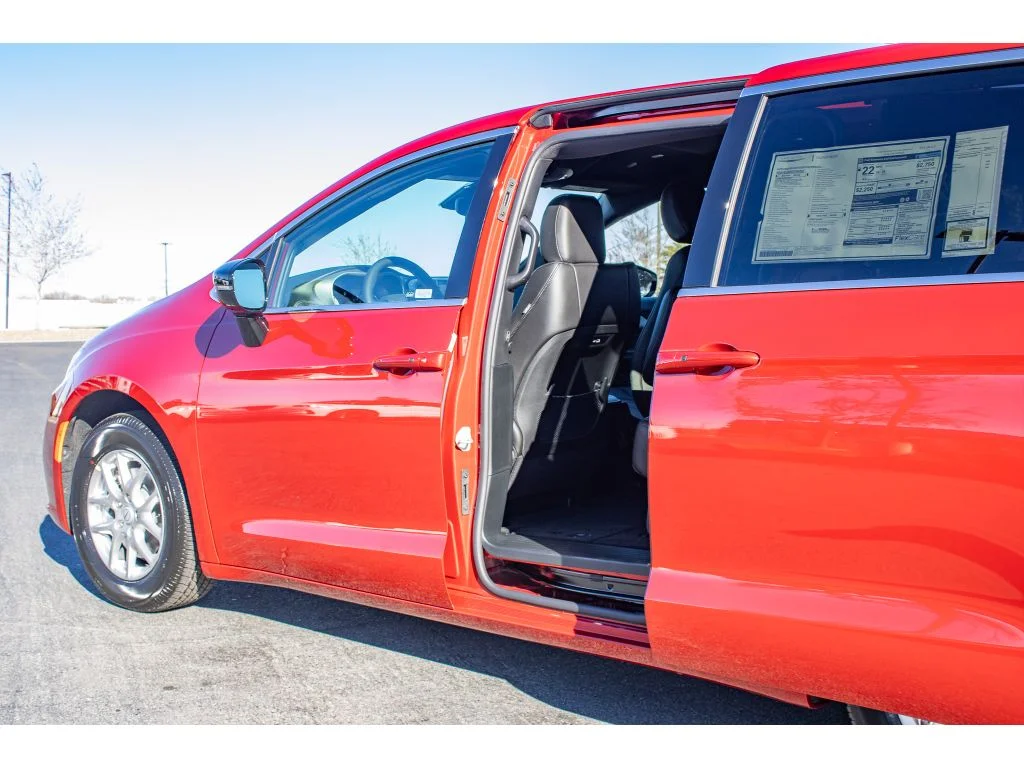 New 2026 Red Hot Pearlcoat Chrysler Select image 34