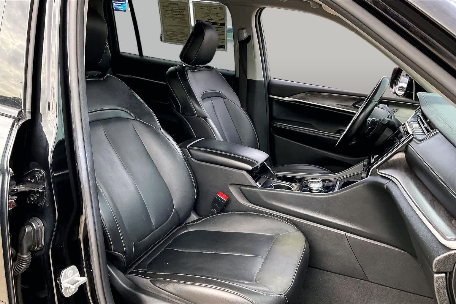 Used 2022 Diamond Black Crystal Pearlcoat Jeep Limited image 9