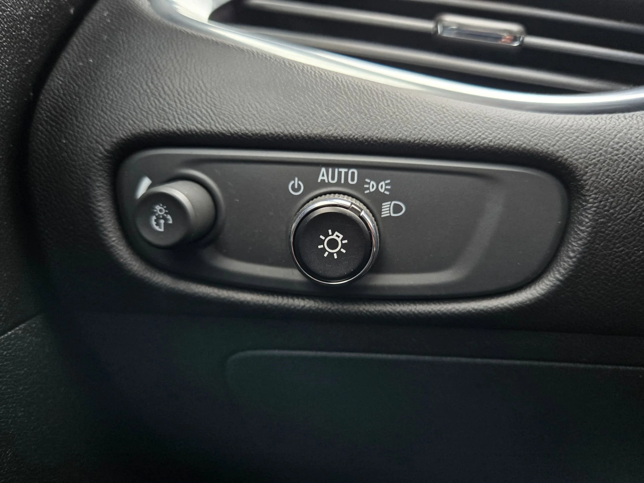 Used 2016 Silver Ice Metallic Chevrolet LT image 26